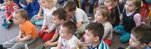 Teatrzyk z Rzeszowa w przedszkolu w Tarnawie
