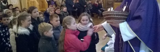 Rozdanie modlitewników dziecim klasy III