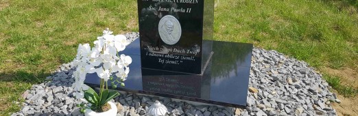 Poświęcenie pamiątkowej tablicy pod krzyżem w Olchowie 