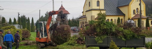 Porządkowanie placu przy plebani